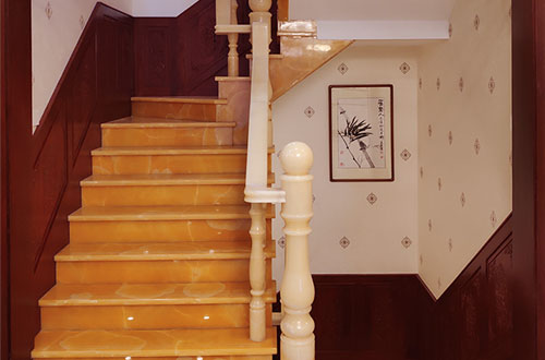 凤泉中式别墅室内汉白玉石楼梯的定制安装装饰效果