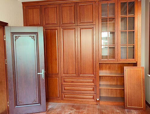凤泉中式家庭装修里定制的实木衣柜效果图